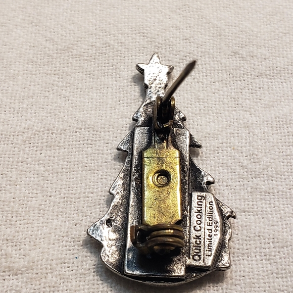 Cute Mini Vintage Christmas Tree Pin - Picture 3 of 4